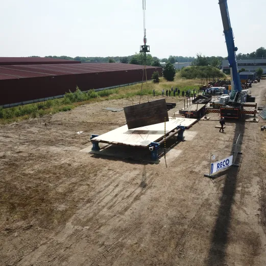 Valtest van een berekende crashdeck met kraan en testgewicht