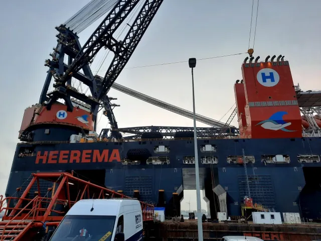 Kraanschip Sleipnir van Heerema tijdens onderhoud met personen-goederenliften van RECO