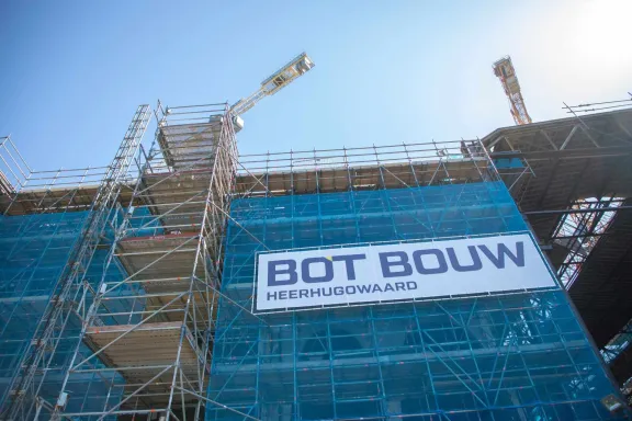 Gevelsteiger van RECO voor Bot Bouw tijdens bouwproject Oostenburg in Amsterdam
