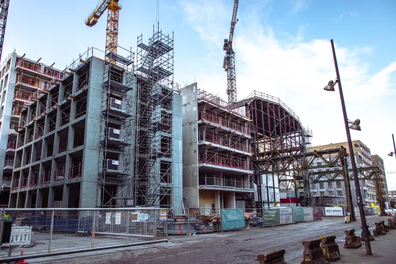 Bouwplaatsinrichting met steigers en bouwkranen bij Oostenburg in Amsterdam