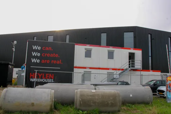Tijdelijke kantoorunits van RECO bij Heylen Warehouses in Weert