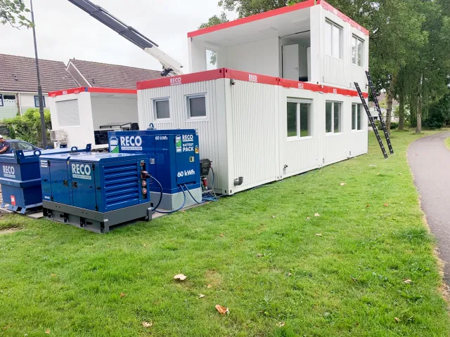 Duurzame bouwkeet met RECO Battery Pack en aggregaat voor Logchies Renovatie & Onderhoud