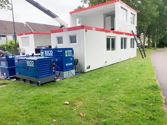 Duurzame bouwkeet met RECO Battery Pack en aggregaat voor Logchies Renovatie & Onderhoud