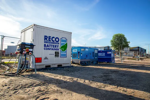 RECO batterijcontainer en hybride aggregaat voor bouwstroom bij De Vries en Verburg