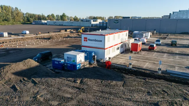 RECO batterijcontainer en bouwkeet op de bouwplaats van Logistics Centre 1220 in Gouda