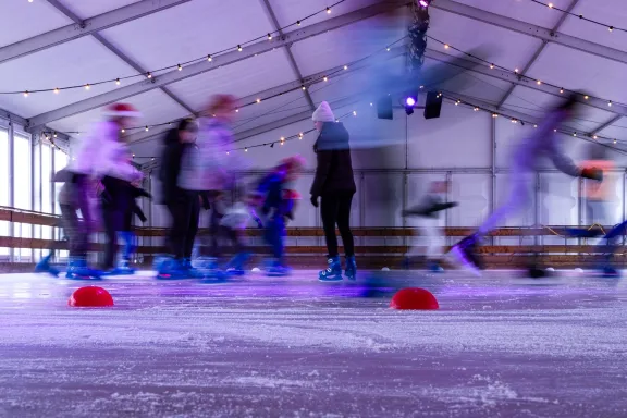 Schaatsers op de tijdelijke ijsbaan van IJburg on Ice in Amsterdam
