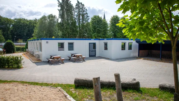 Tijdelijke noodlokalen van basisschool De Waterval in Loenen