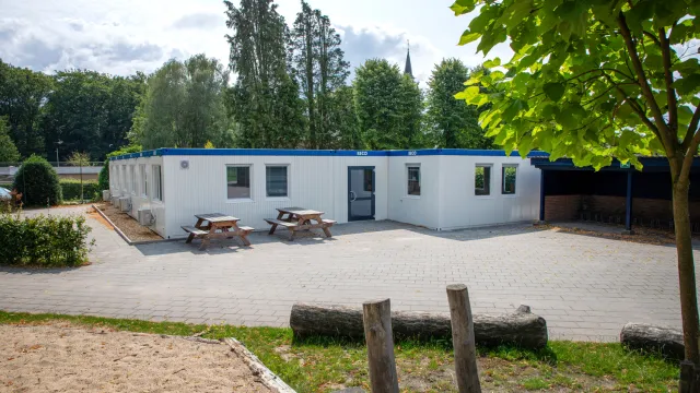 Tijdelijke noodlokalen van basisschool De Waterval in Loenen