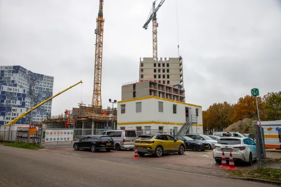 Bouwplaats van High Five Utrecht Science Park met tijdelijke RECO units