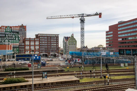 Bouwplaats van de Catharinatoren met steigerwerk van RECO in Zaandam