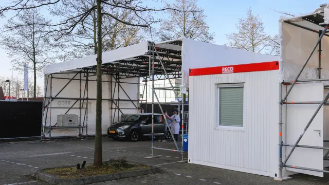 Corona drive-thru voor zorgpersoneel bij het Alrijne Ziekenhuis in Leiderdorp