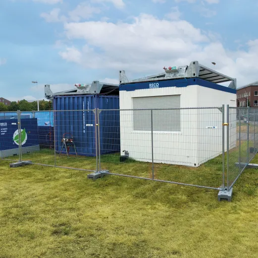 Battery pack en tijdelijke bouwkeet van RECO voor duurzame renovatiewerkzaamheden van QBuild