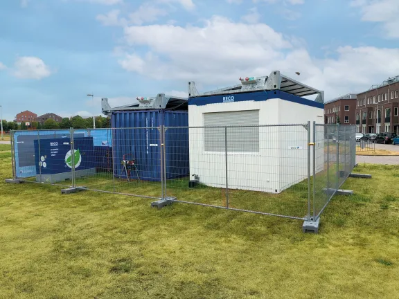 Battery pack en tijdelijke bouwkeet van RECO voor duurzame renovatiewerkzaamheden van QBuild