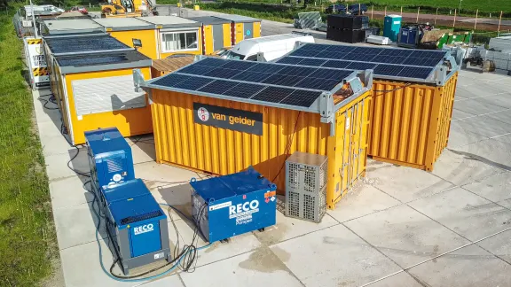 Hybride aggregaat met battery pack en zonnepanelen van RECO bij Van Gelder in Amsterdam