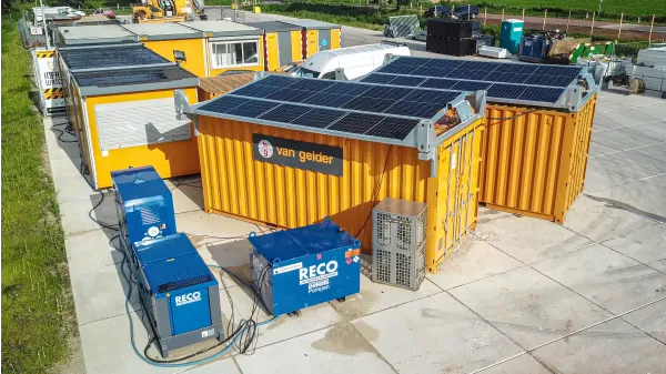 Hybride aggregaat met battery pack en zonnepanelen van RECO bij Van Gelder in Amsterdam