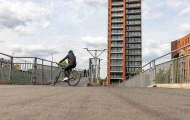 Tijdelijke hellingbaan in Zaandam voor een veilige oversteek